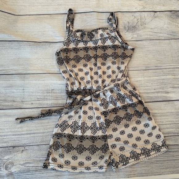 CONEY ISLAND Stylish Patterned romper/size 7-8 - Picture 5 of 10